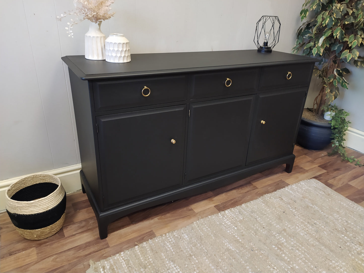 845 : Sideboard, vintage Stag Minstrel spray painted in Matt black