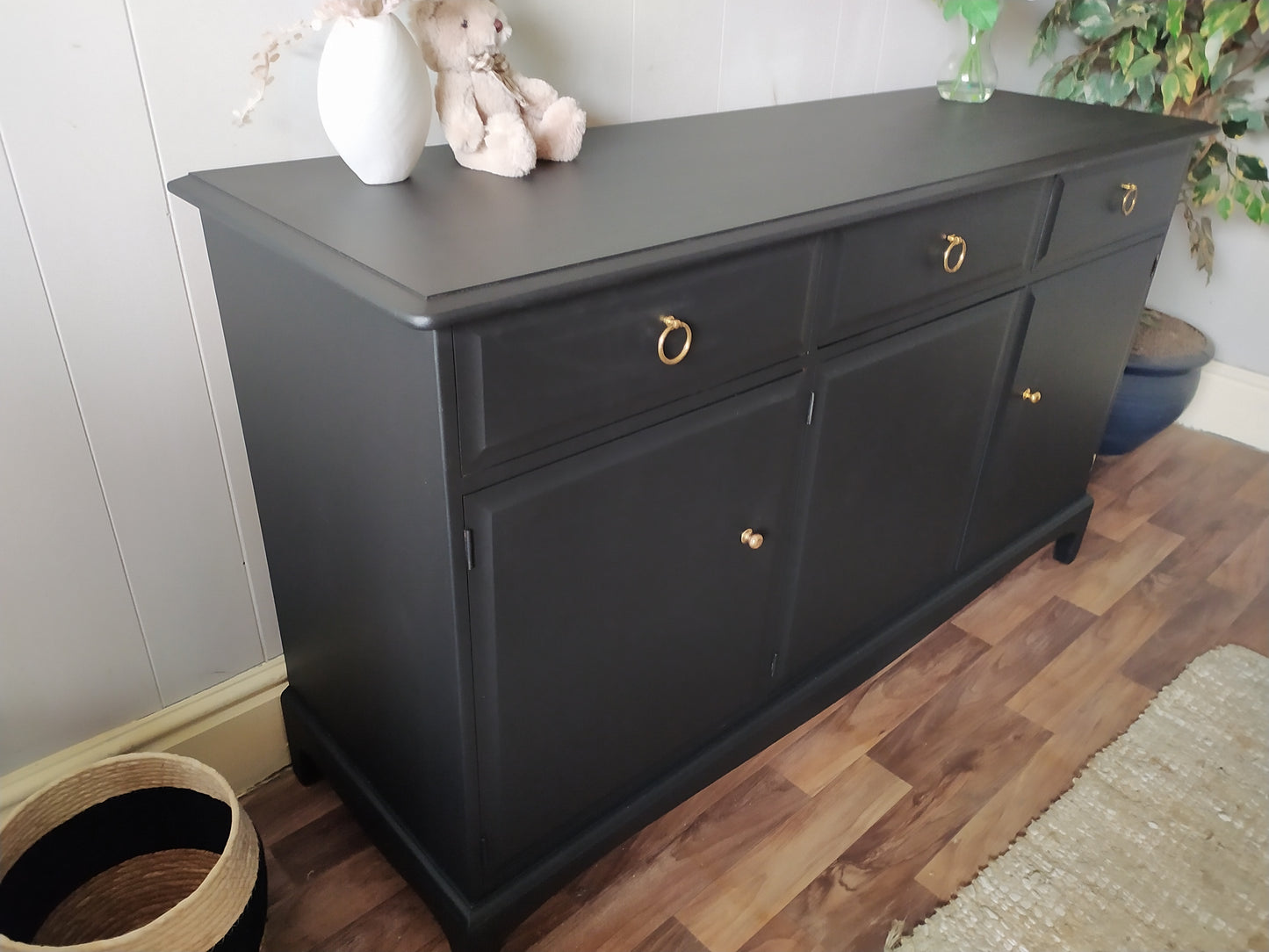 845 : Sideboard, vintage Stag Minstrel spray painted in Matt black