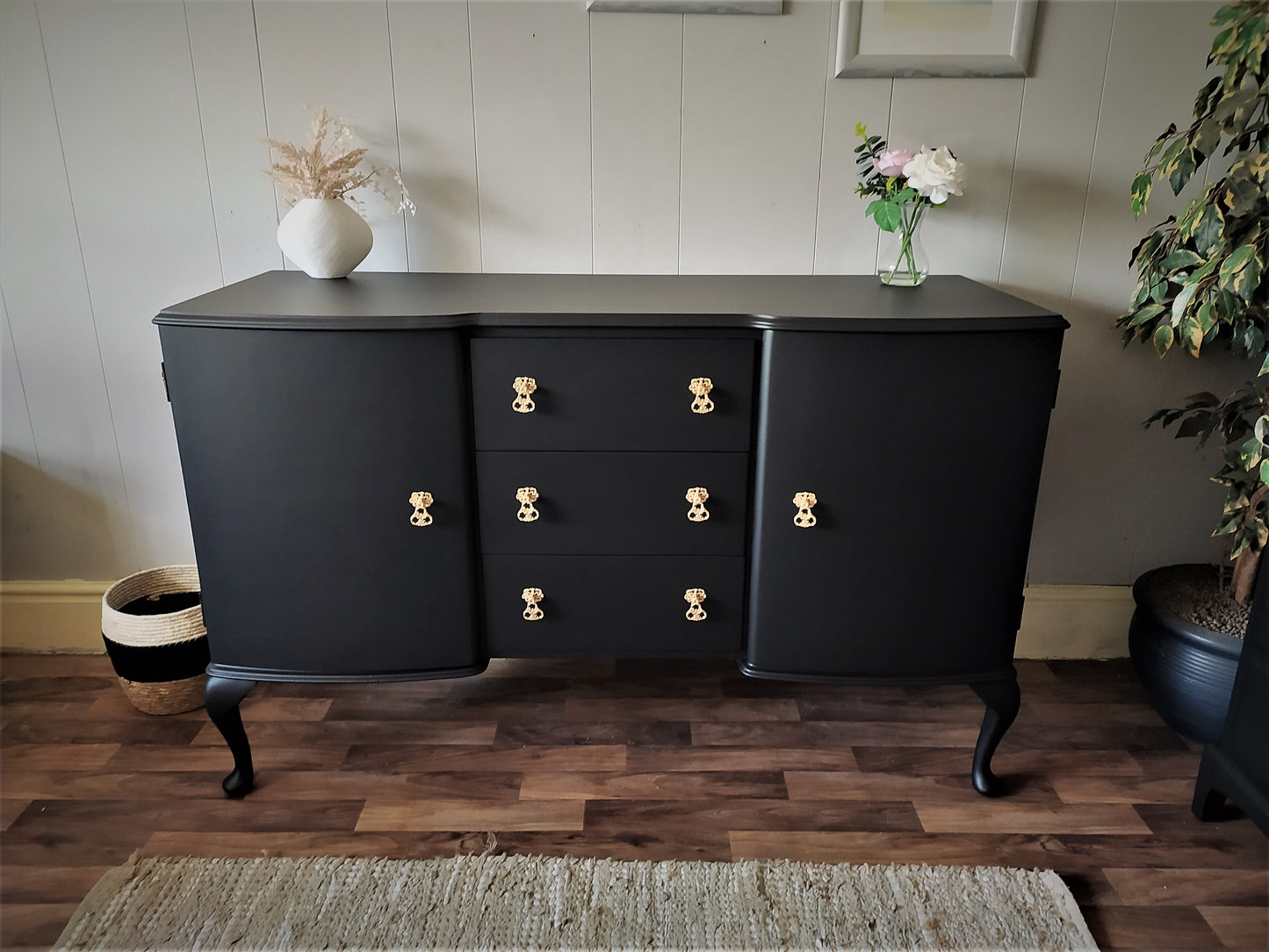 848 : Sideboard, McIntosh cabriole legs