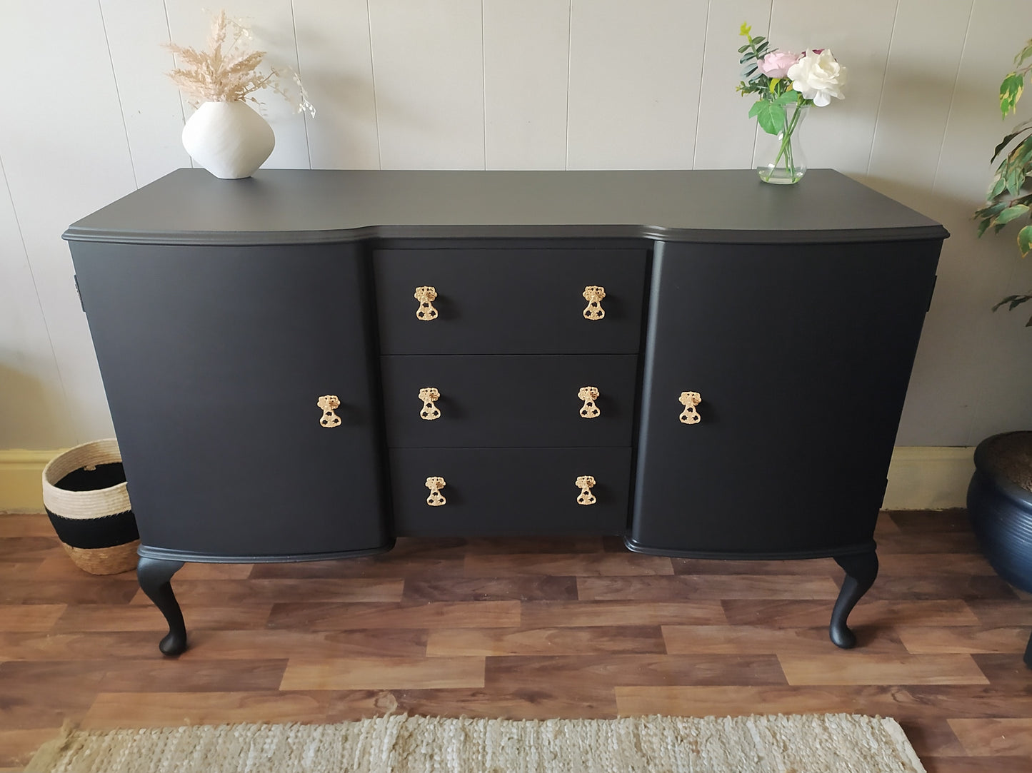 848 : Sideboard, McIntosh cabriole legs