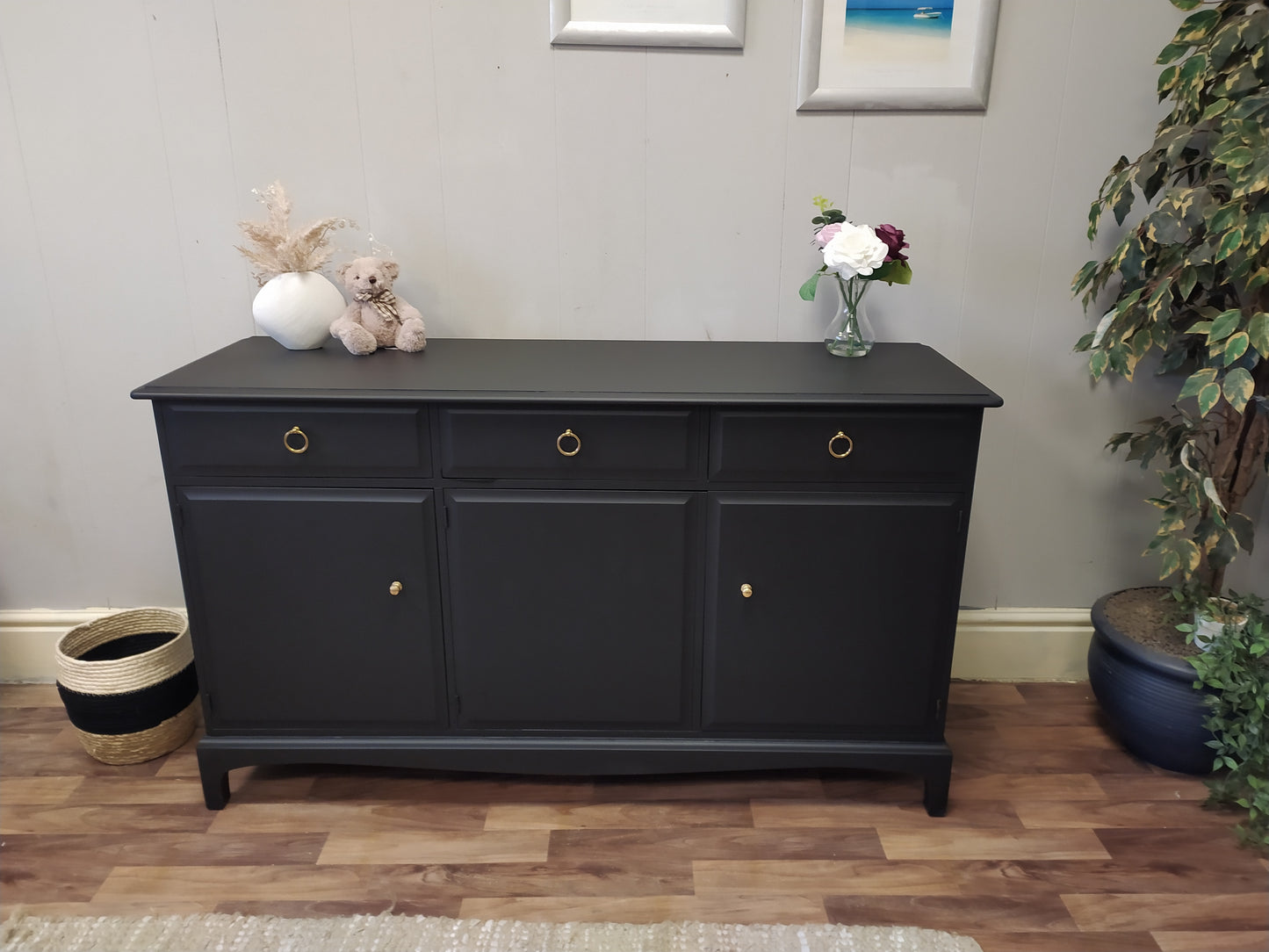 845 : Sideboard, vintage Stag Minstrel spray painted in Matt black