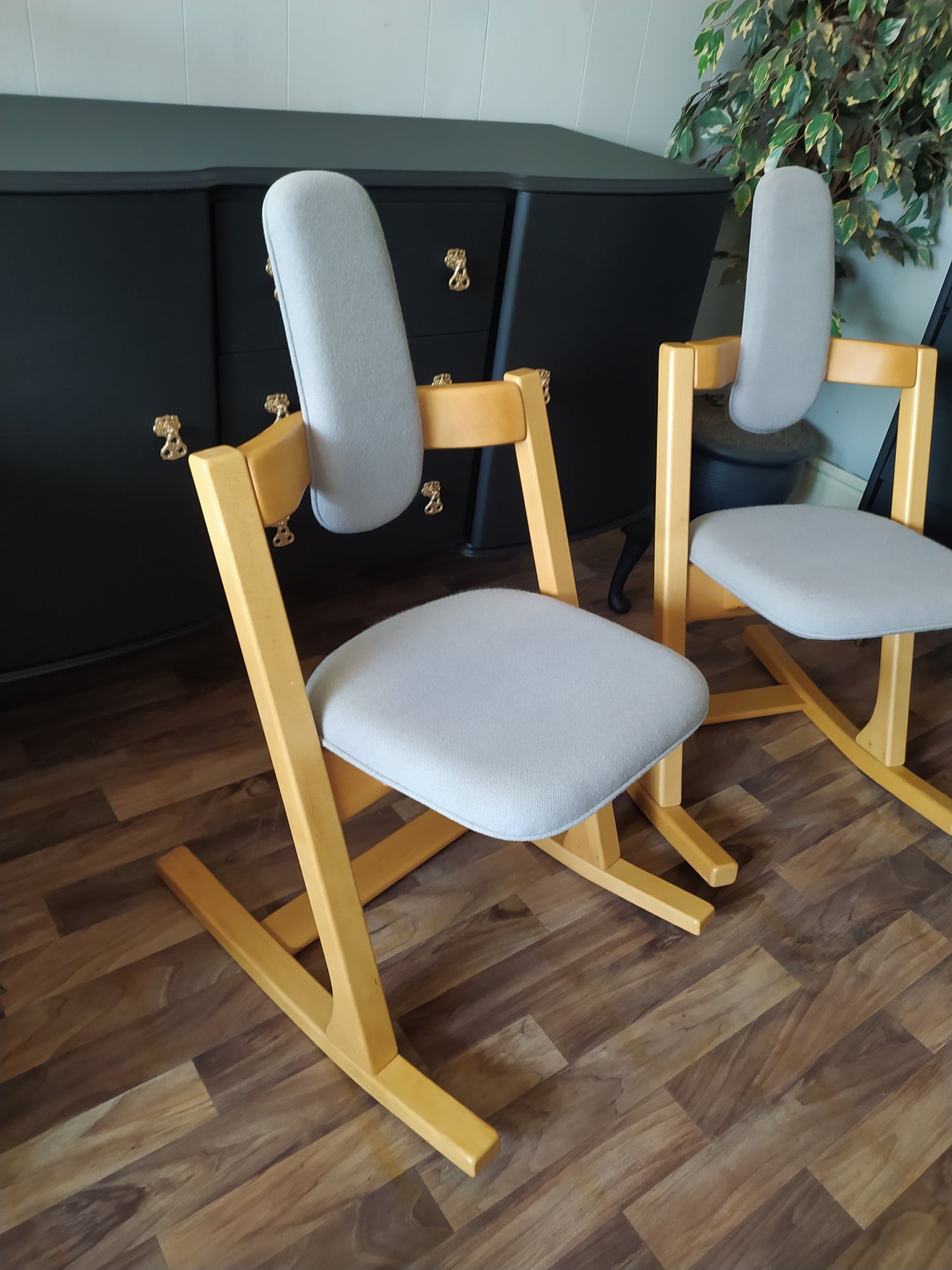 852 : Stokke Pendulum ergonomic rocking chair designed by Peter Ospvik