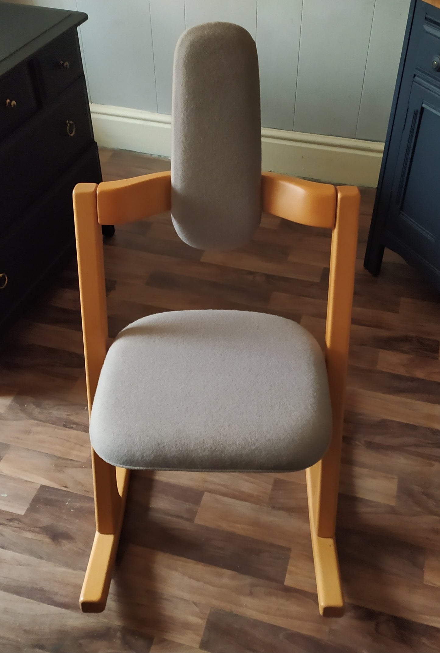 852 : Stokke Pendulum ergonomic rocking chair designed by Peter Ospvik