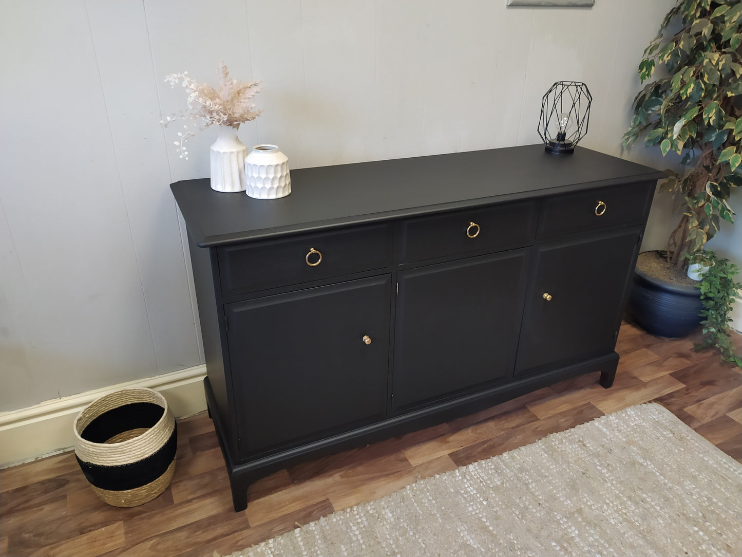 845 : Sideboard, vintage Stag Minstrel spray painted in Matt black