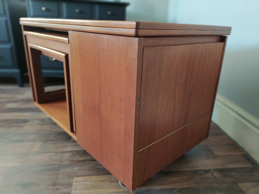878: Coffee table , nest of tables